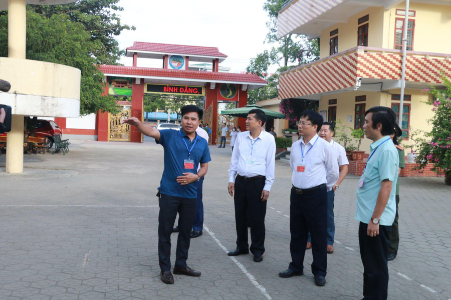 Đoàn kiểm tra lưu ý vấn đề đảm bảo an toàn, niêm phong khu vực phòng ở nội trú tại Trường THPT Dân tộc nội trú tỉnh Nghệ An. Đoàn kiểm tra lưu ý vấn đề đảm bảo an toàn, niêm phong khu vực phòng ở nội trú tại Trường THPT Dân tộc nội trú tỉnh Nghệ An.