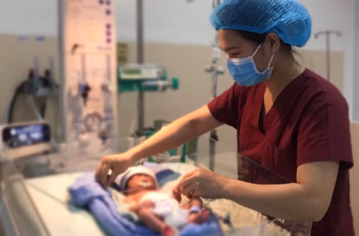 Bé trai sơ sinh được chăm sóc đặc biệt ngay sau khi sinh (ảnh: BV).