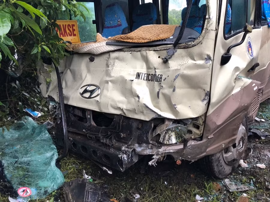 Đầu xe khách bị hư hỏng nặng, 1 người bị thương sau vụ va chạm với ô tô. Đầu xe khách bị hư hỏng nặng, 1 người bị thương sau vụ va chạm với ô tô.