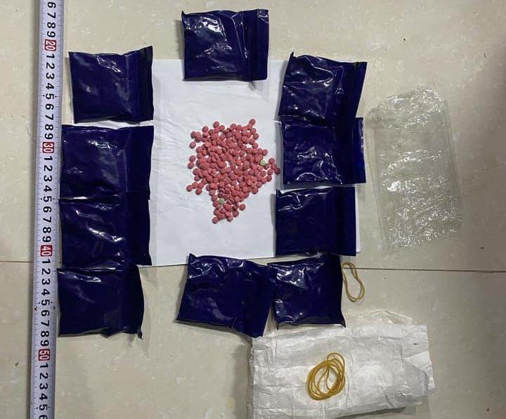 Cơ quan công an bắt giữ đối tượng và thu giữ tang vật hơn 54.000 viên ma túy.