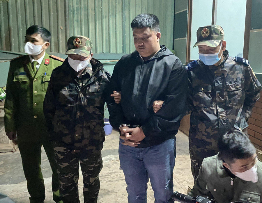 Cơ quan công an bắt giữ đối tượng và thu giữ tang vật hơn 54.000 viên ma túy.