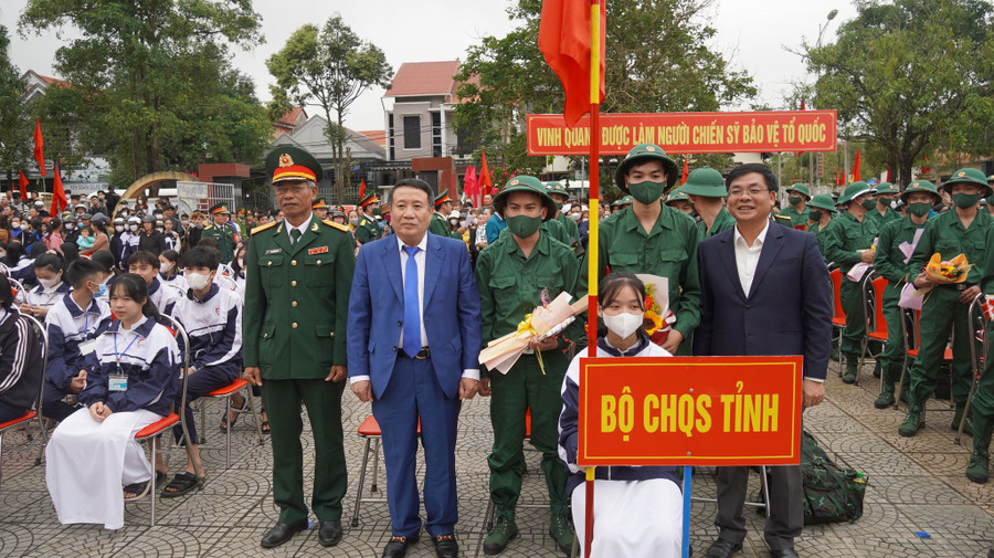 Lãnh đạo tỉnh Quảng Trị tặng hoa động viên thanh niên huyện Cam Lộ nhập ngũ. Lãnh đạo tỉnh Quảng Trị tặng hoa động viên thanh niên huyện Cam Lộ nhập ngũ.