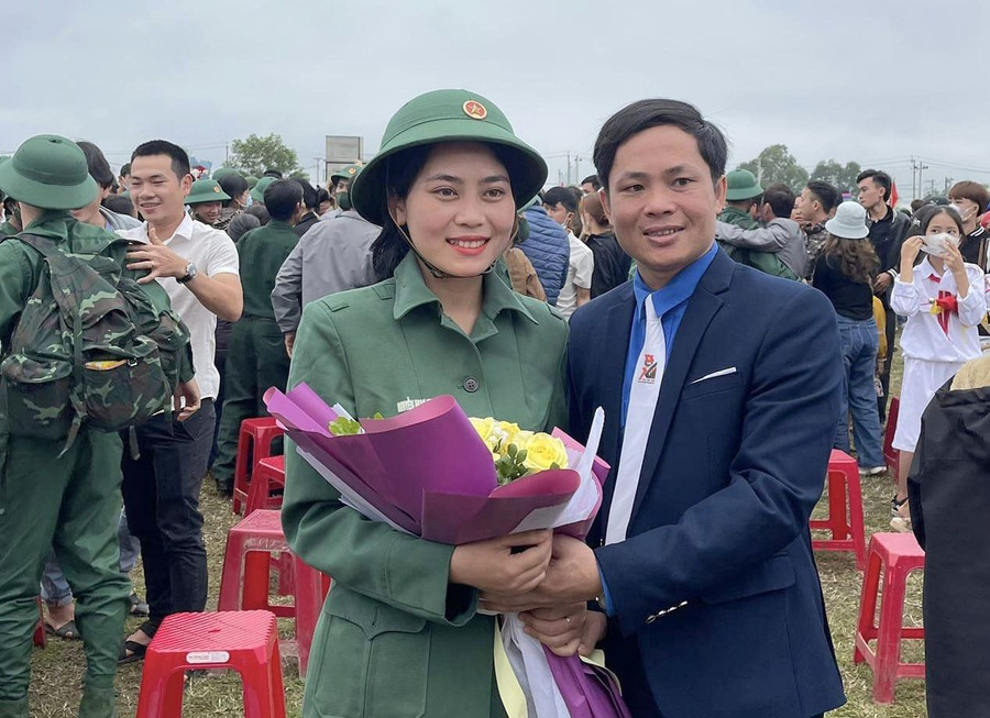 Đại diện Huyện đoàn Gio Linh tặng hoa cho nữ tân binh Trần Thị Huyền Trang. Đại diện Huyện đoàn Gio Linh tặng hoa cho nữ tân binh Trần Thị Huyền Trang.