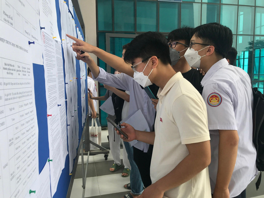 Các thí sinh tại điểm thi Trường THPT chuyên Biên Hòa Các thí sinh tại điểm thi Trường THPT chuyên Biên Hòa