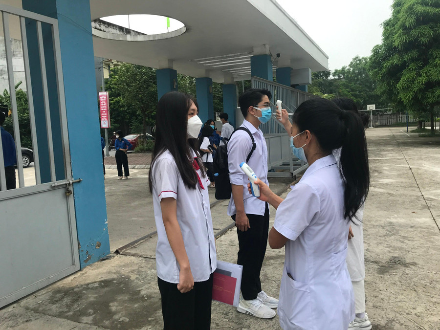 Kiểm tra thân nhiệt thí sinh trước khi vào khu vực thi