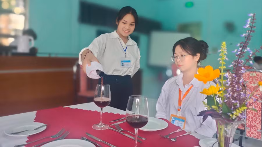 Sinh viên Trường Cao đẳng Gia Lai thực hành dịch vụ nhà hàng, khách sạn.