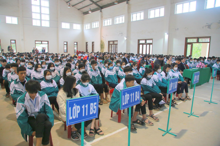 Học sinh được phổ biến các quy định của Luật giao thông, kỹ năng tham gia giao thông an toàn. Học sinh được phổ biến các quy định của Luật giao thông, kỹ năng tham gia giao thông an toàn.