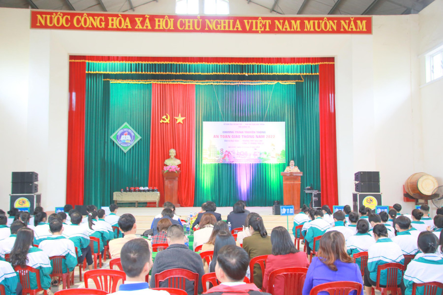 Hơn 450 học sinh Trường THPT Gio Linh tham gia hoạt động truyền thông về ATGT. Hơn 450 học sinh Trường THPT Gio Linh tham gia hoạt động truyền thông về ATGT.
