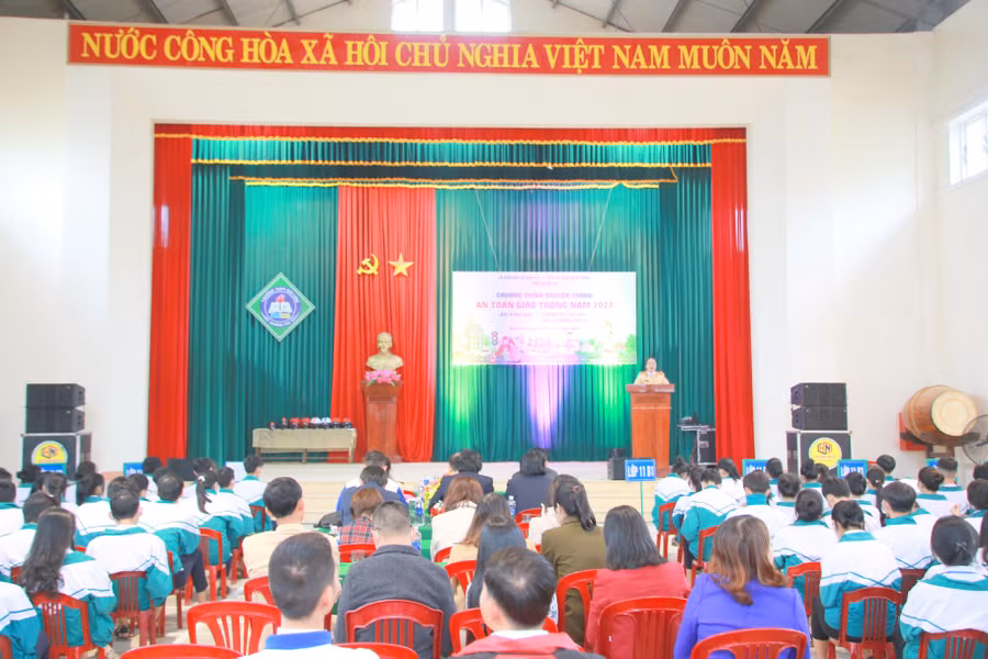 Hơn 450 học sinh Trường THPT Gio Linh tham gia hoạt động truyền thông về ATGT.