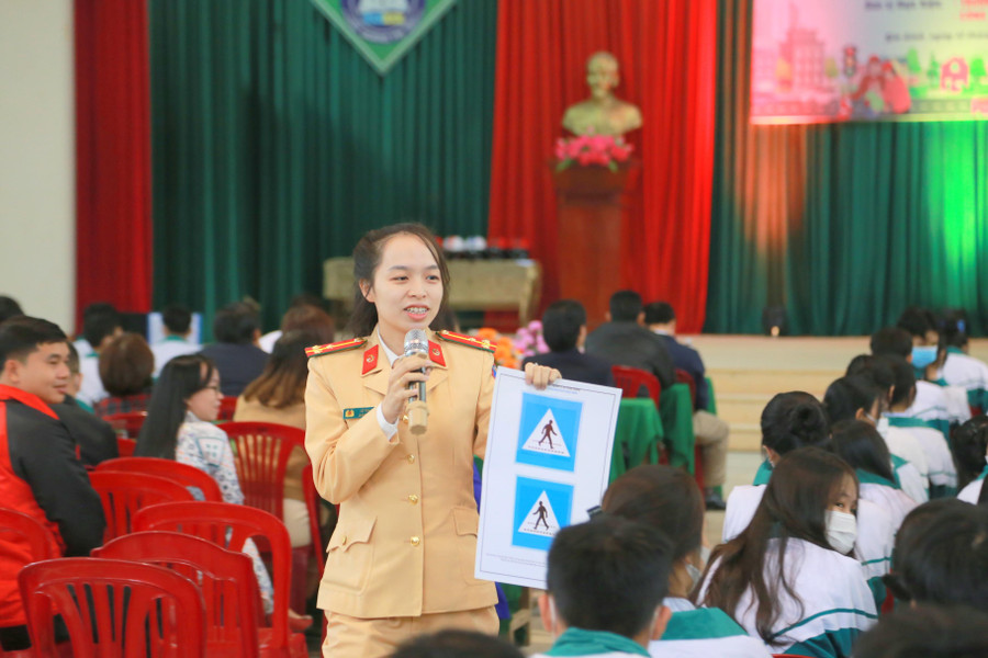 Chiến sĩ CSGT giới thiệu ý nghĩa của biển báo đường bộ. Chiến sĩ CSGT giới thiệu ý nghĩa của biển báo đường bộ.