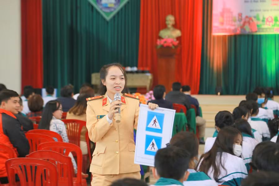 Chiến sĩ CSGT giới thiệu ý nghĩa của biển báo đường bộ.