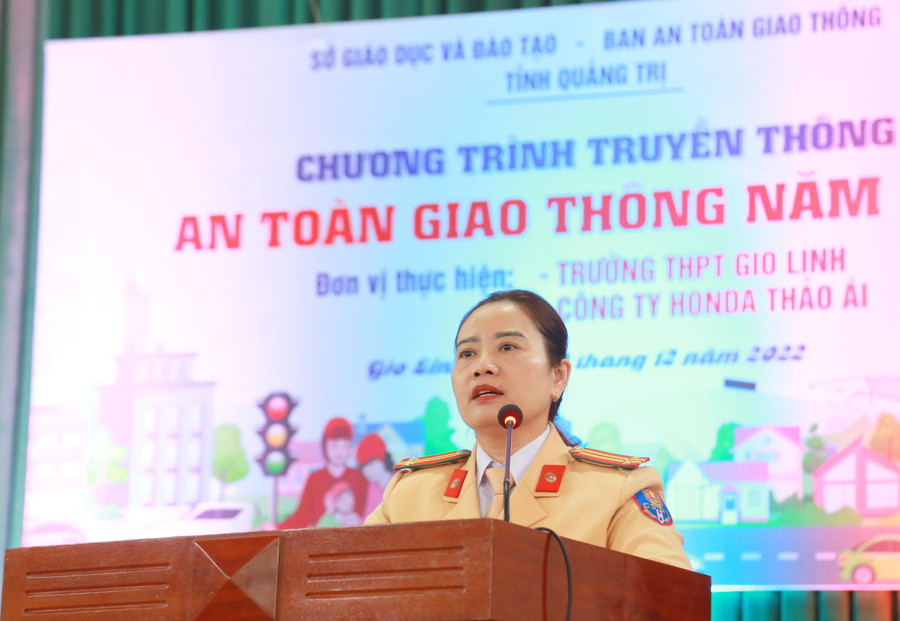 Trung tá Lê Thị Hoài Hương – Phó đội trưởng Phòng CSGT tỉnh Quảng Trị thông tin về tình hình giao thông cũng như những nguyên nhân dẫn đến TNGT. Trung tá Lê Thị Hoài Hương – Phó đội trưởng Phòng CSGT tỉnh Quảng Trị thông tin về tình hình giao thông cũng như những nguyên nhân dẫn đến TNGT.