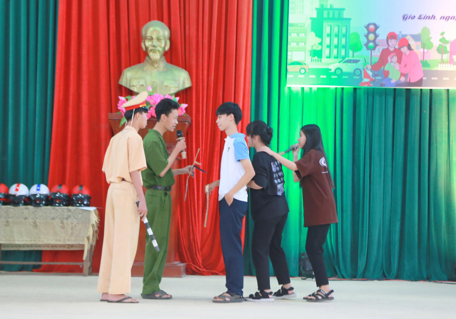 Tiểu phẩm hài tuyên truyền về việc chấp hành Luật giao thông đường bộ, Tiểu phẩm hài tuyên truyền về việc chấp hành Luật giao thông đường bộ,