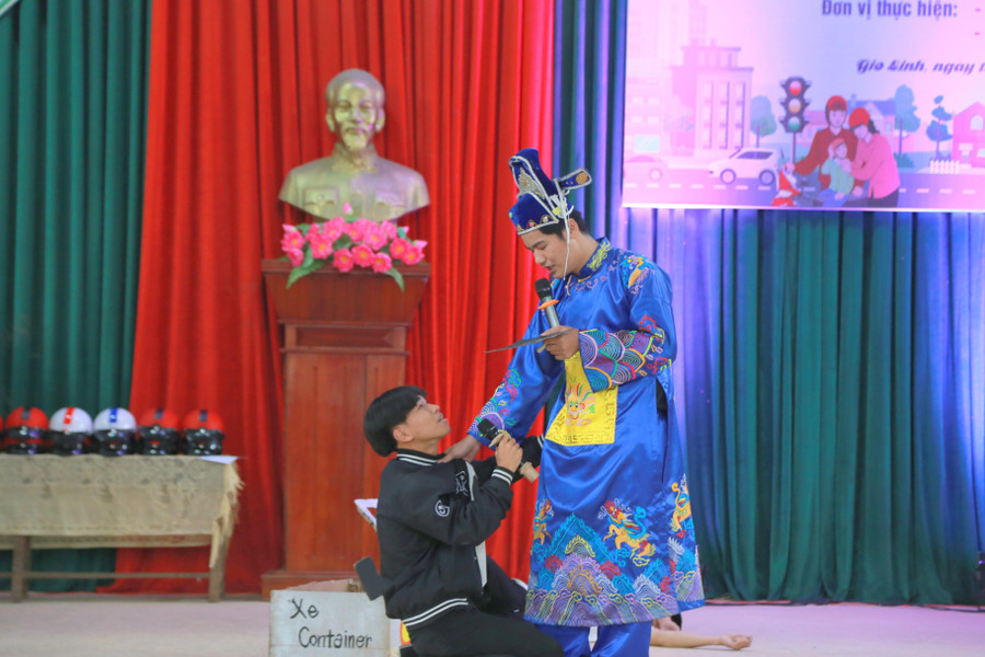 Thông qua tiểu phẩm hài, học sinh nhận thức được hậu quả thương tâm do TNGT gây ra. Thông qua tiểu phẩm hài, học sinh nhận thức được hậu quả thương tâm do TNGT gây ra.