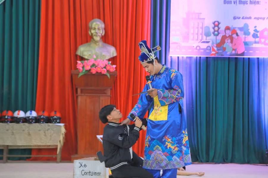 Thông qua tiểu phẩm hài, học sinh nhận thức được hậu quả thương tâm do TNGT gây ra.