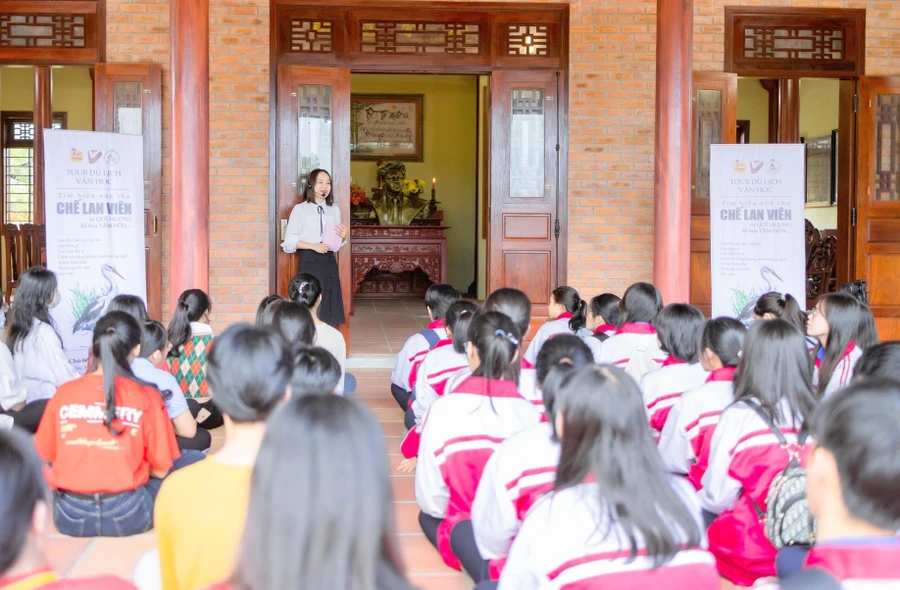 Học sinh được giáo viên giới thiệu về cuộc đời, sự nghiệp sáng tác của nhà thơ.