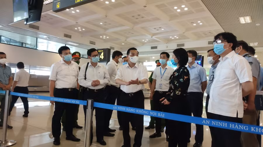 Chủ tịch UBND TP đã đến kiểm tra công tác phòng dịch Covid-19 xâm nhập ở Cảng hàng không quốc tế Nội Bài.