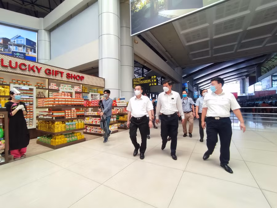 Chủ tịch TP Hà Nội kiểm tra chống dịch tại sân bay Nội Bài ảnh 2