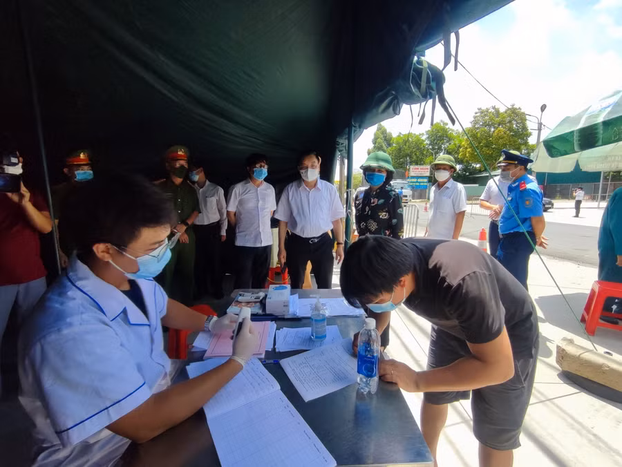 Chủ tịch UBND TP cũng thăm và động viên khu vực lấy mẫu test nhanh ở chốt khu vực gần sân bay.