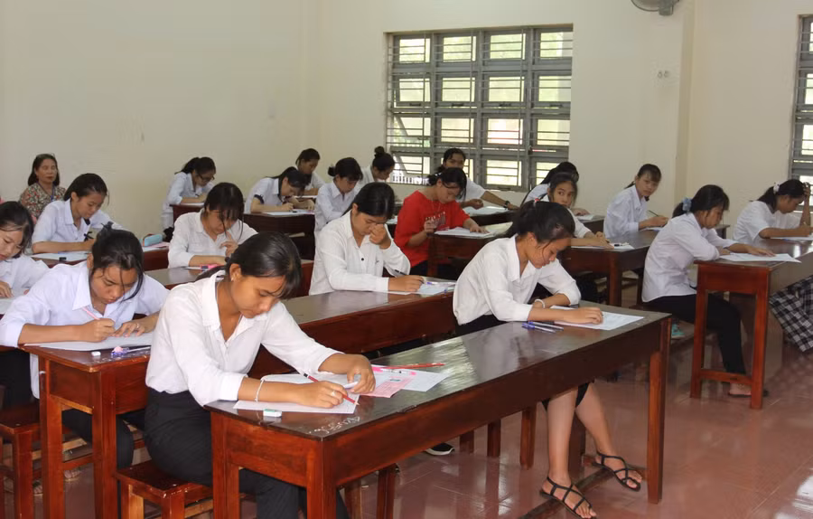 Các thí sinh tham gia dự thi tại Hội đồng thi N" Trang Lơng.