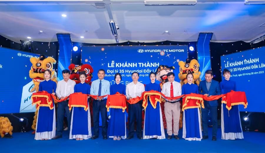 Các đại biểu cắt băng khánh thành Showroom ô tô Hyundai Đắk Lắk (ảnh: TT).
