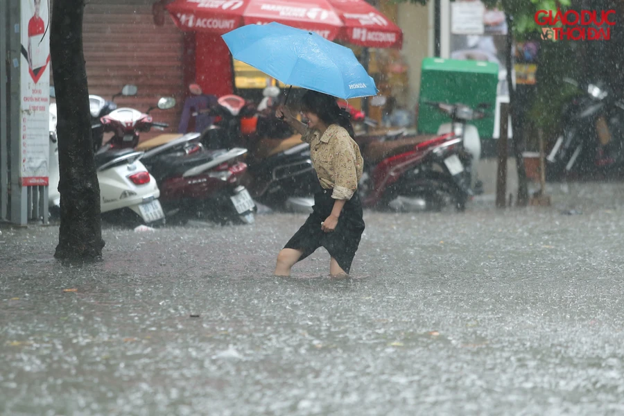 Người dân phải lội sông để trở về nhà.