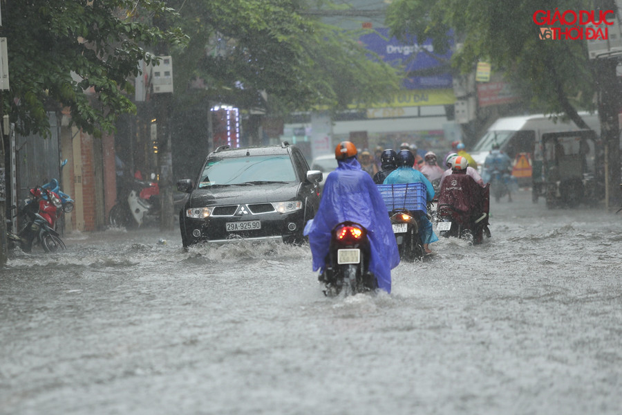 Chỉ sau 30 phút mưa, nhiều tuyến phố trong nội thành Hà Nội đã biến thành sông.