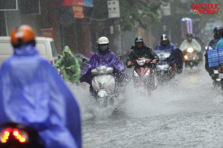 Tại phố Hoàng Văn Thái, nước ngập sâu khoảng 40-50cm, làm các phương tiện đi lại rất khó khăn.