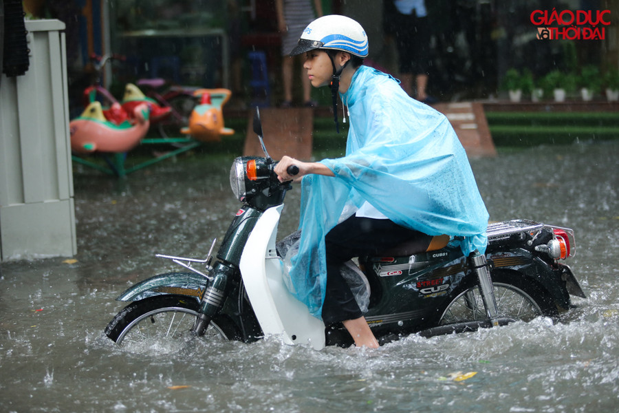 Nước ngập xung quanh khu vực Hoàng Văn Thái, Vương Thừa Vũ khiến nơi đây trở thành ốc đảo mỗi khi mưa lớn.