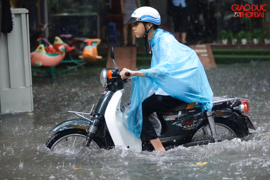 Nước ngập xung quanh khu vực Hoàng Văn Thái, Vương Thừa Vũ khiến nơi đây trở thành ốc đảo mỗi khi mưa lớn.