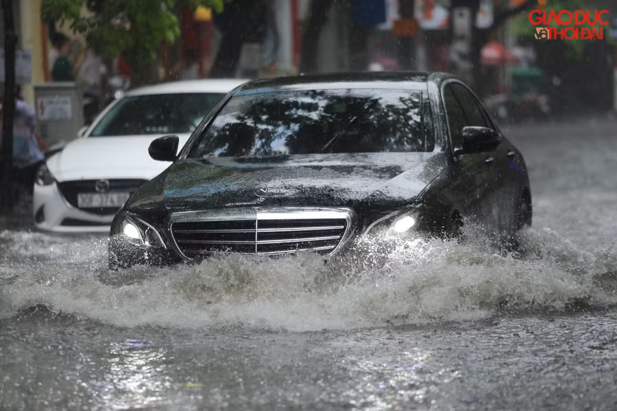 Sóng nước do các ô tô tạo ra làm nhiều phương tiện dựng vỉa hè bị đổ.