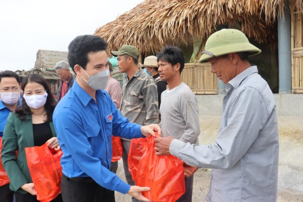 Những phần quà được Đoàn thanh niên trao tặng cho ngư dân