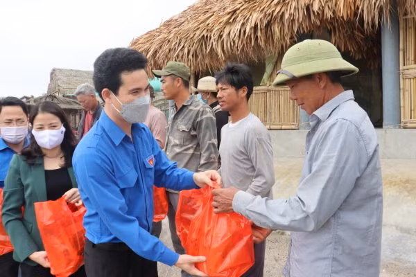 Những phần quà được Đoàn thanh niên trao tặng cho ngư dân