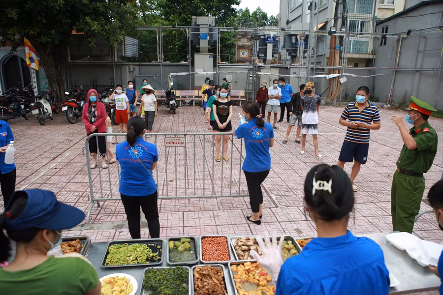 Đoàn thanh niên phường Phú Đô (Nam Từ Liêm, Hà Nội) lại có một cách hỗ trợ riêng, Đoàn cùng với 2 hộ gia đình trên địa bàn đã tặng những suất cơm "0 đồng" cho những người gặp khó khăn trên địa bàn phường.