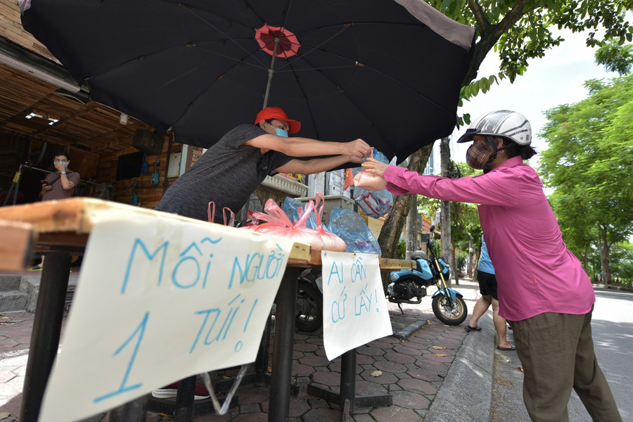 Những món quà nhỏ được trao đến tận tay những người khó khăn trong mùa dịch.