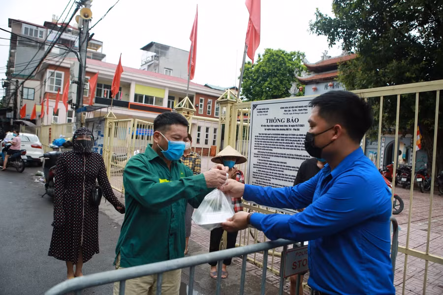 Ý tưởng "bữa cơm 0 đồng" của bà Giang được triển khai với sự hỗ trợ của các đoàn viên thanh niên phường Phú Đô.