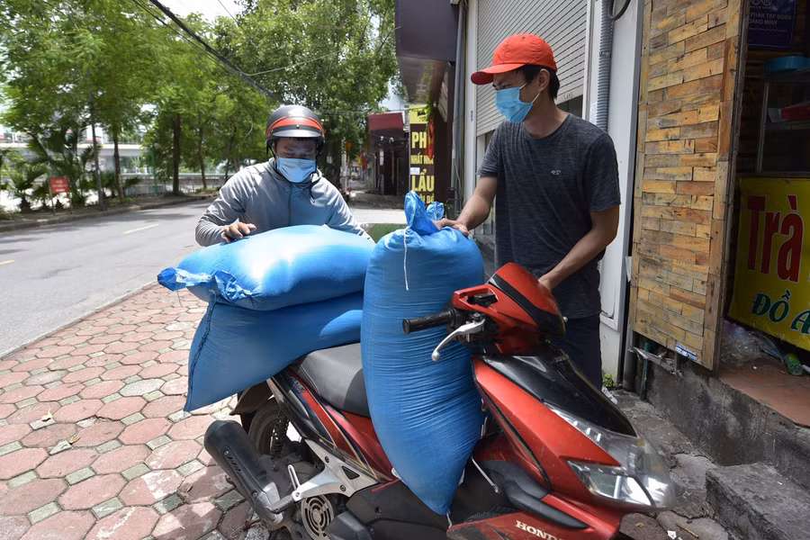 Ngay sau khi những dòng thông tin hỗ trợ người có hoàn cảnh khó khăn được gia đình anh Dũng đăng tải lên mạng xã hội, anh đã nhận được sự ủng hộ bằng vật phẩm của rất nhiều bạn bè, để cùng chung tay giúp đỡ mọi người.