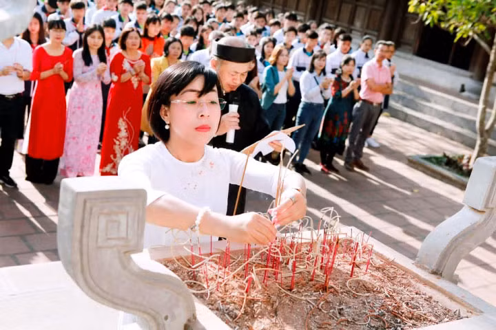 Cô Nguyễn Thị Huyền cùng cán bộ, học sinh trường THCS An Khánh dâng hương tại đền thờ thầy giáo Chu Văn An.