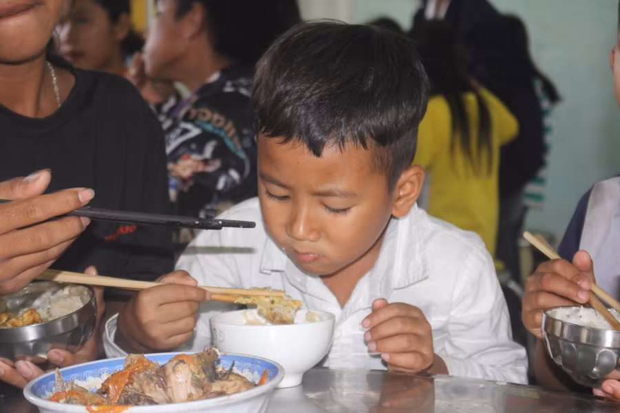 Bữa cơm của học sinh bán trú.