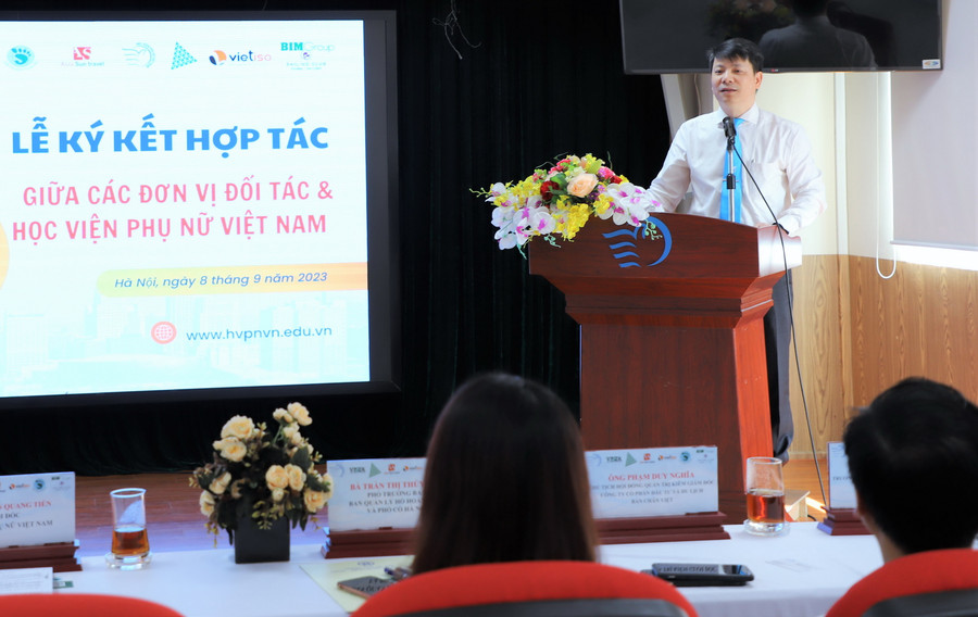 PGS.TS Trần Quang Tiến – Giám đốc Học viện Phụ nữ Việt Nam phát biểu tại buổi lễ. PGS.TS Trần Quang Tiến – Giám đốc Học viện Phụ nữ Việt Nam phát biểu tại buổi lễ.