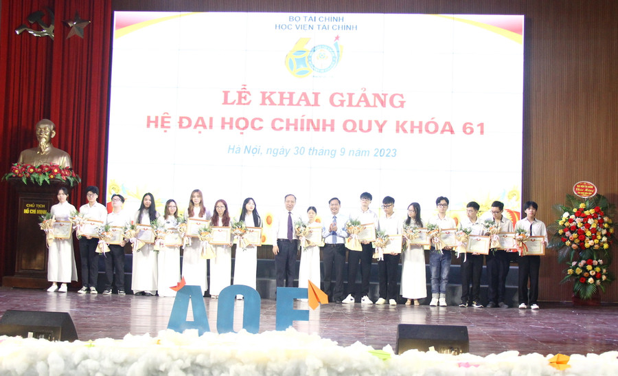 Nhân dịp này, 17 tân sinh viên được vinh danh, khen thưởng vì có thành tích cao về chứng chỉ quốc tế IELTS khi xét tuyển vào Học viện Tài chính năm 2023. Nhân dịp này, 17 tân sinh viên được vinh danh, khen thưởng vì có thành tích cao về chứng chỉ quốc tế IELTS khi xét tuyển vào Học viện Tài chính năm 2023.