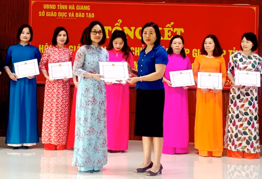 Cô Nguyễn Thị Lan Hương nhận danh hiệu giáo viên THPT chủ nhiệm lớp giỏi cấp tỉnh, năm học 2022 - 2023.