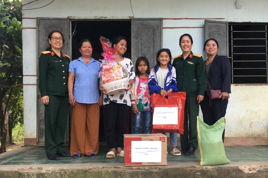 Hội Phụ nữ Phòng Chính trị và Hội Phụ nữ Phòng Tham mưu trao quà và quần áo, nhu yếu phẩm cho cháu Y Ka Mai - mồ côi cả cha lẫn mẹ. Hội Phụ nữ Phòng Chính trị và Hội Phụ nữ Phòng Tham mưu trao quà và quần áo, nhu yếu phẩm cho cháu Y Ka Mai - mồ côi cả cha lẫn mẹ.