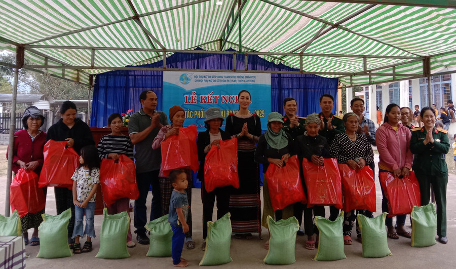 Hội phụ nữ Phòng Tham mưu, Chính trị làm lễ kết nghĩa và trao quà Tết cho gia đình chính sách và hội viên nghèo tại làng Plei Sa và chi hội làng Lâm Tùng. Hội phụ nữ Phòng Tham mưu, Chính trị làm lễ kết nghĩa và trao quà Tết cho gia đình chính sách và hội viên nghèo tại làng Plei Sa và chi hội làng Lâm Tùng.