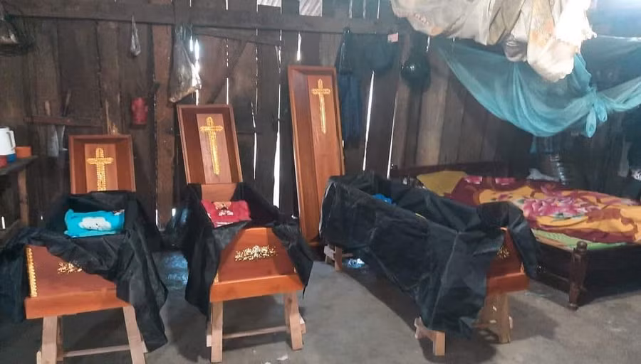 Gia đình tổ chức tang lễ cho 3 chị em ruột bị đuối nước.