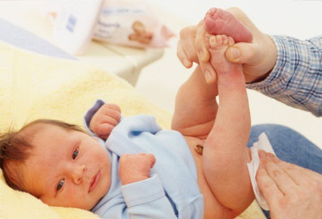 Chuyện gì xảy ra khi bố lần đầu thay bỉm cho con? - Ảnh 2 Chuyen gi xay ra khi bo lan dau thay bim cho con? - Anh 2