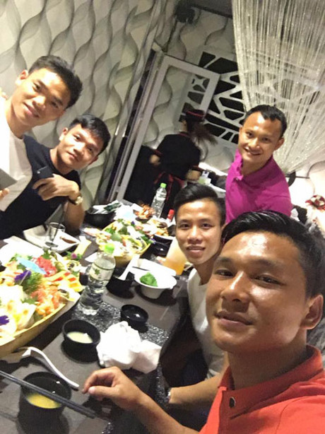 Vừa về nước, Công Phượng đã rủ đồng đội đi giải đen theo cách này - Ảnh 6 Vua ve nuoc, Cong Phuong da ru dong doi di giai den theo cach nay - Anh 6
