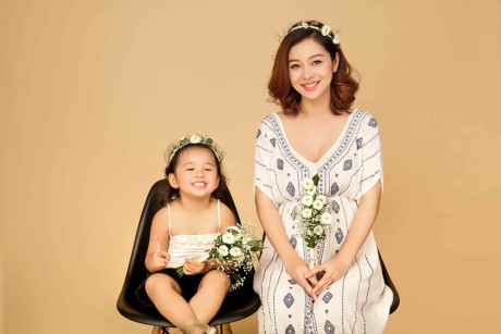 Jennifer Phạm mang bầu 7 tháng chụp ảnh cùng con gái - Ảnh 1 Jennifer Pham mang bau 7 thang chup anh cung con gai - Anh 1
