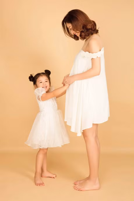 Jennifer Pham mang bau 7 thang chup anh cung con gai - Anh 4