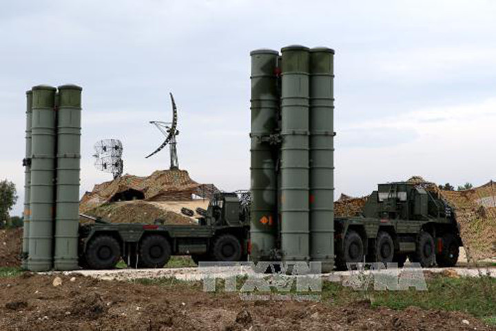 Hệ thống phòng thủ tên lửa S-400 Triumf của Nga tại căn cứ quân sự Hmeimim ở tỉnh Latakia, miền tây bắc Syria. Ảnh: AFP/TTXVN